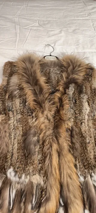 Chaleco de piel beige y marrón