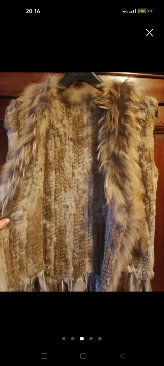 Chaleco de piel beige y marrón