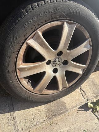 4 llantas con neumático 205/55R16 Peugeot