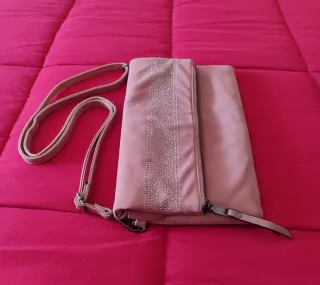 Bolso rosa con detalles plateados