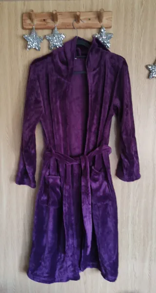 Albornoz morado con capucha