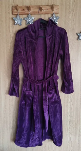 Albornoz morado con capucha