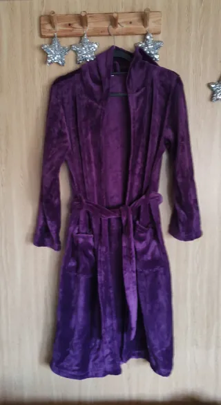 Albornoz morado con capucha