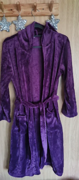 Albornoz morado con capucha