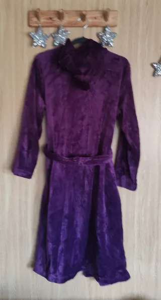 Albornoz morado con capucha