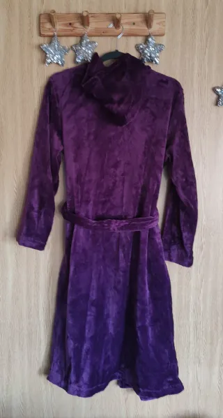 Albornoz morado con capucha