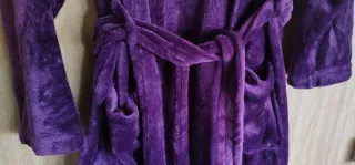 Albornoz morado con capucha