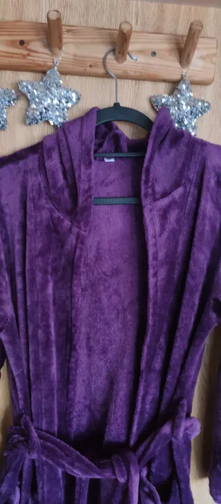 Albornoz morado con capucha