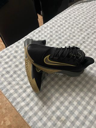 Zapatillas de baloncesto negras y doradas