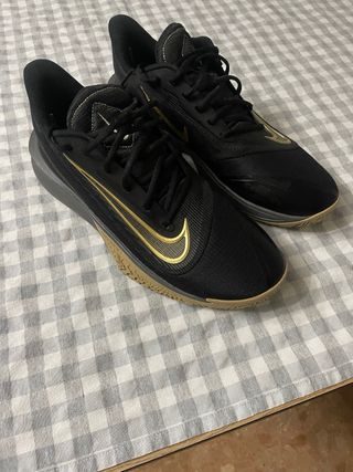 Zapatillas de baloncesto negras y doradas