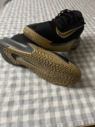 Zapatillas de baloncesto negras y doradas