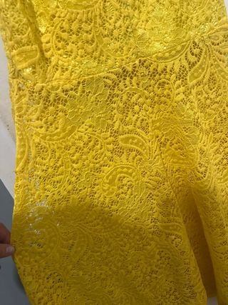 Vestido de fiesta amarillo encaje