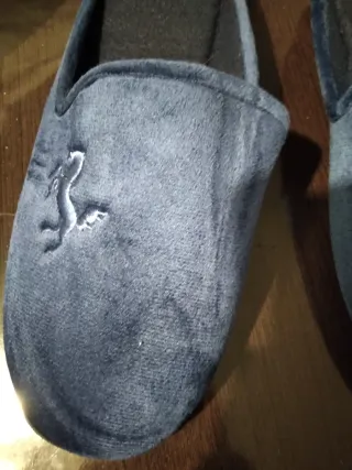 Zapatillas de estar en casa hombre azul .