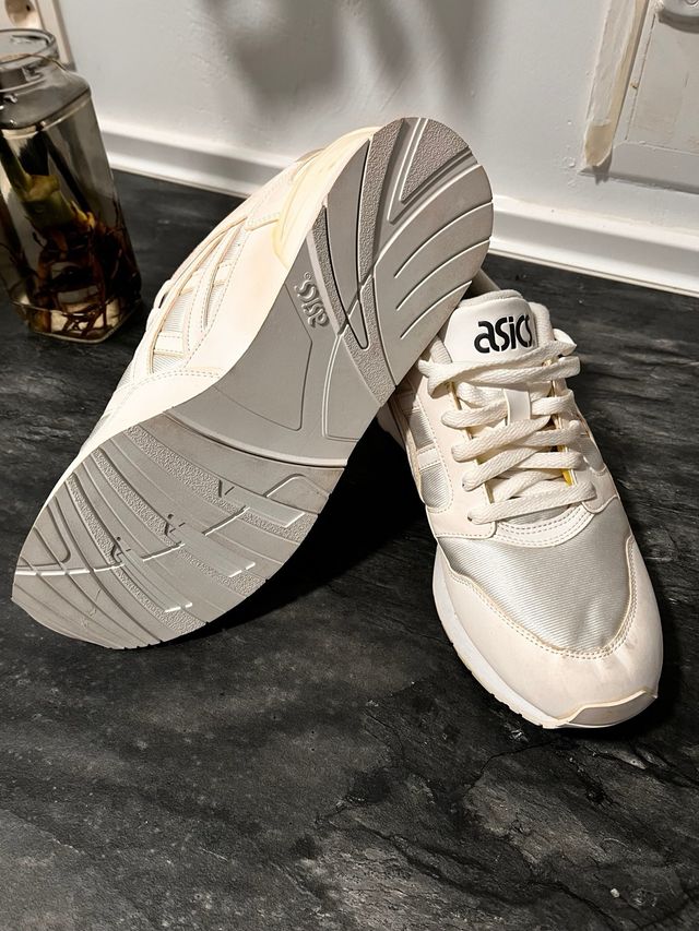 Zapatillas Asics Talla 44 Plata y Blanco