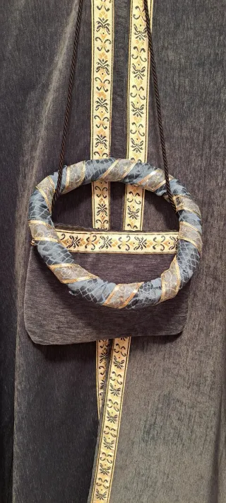 Capa medieval azul con bordado