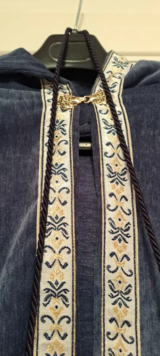 Capa medieval azul con bordado