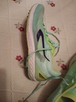 Zapatillas atletismo verdes y amarillas