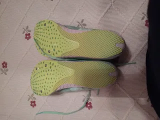 Zapatillas atletismo verdes y amarillas