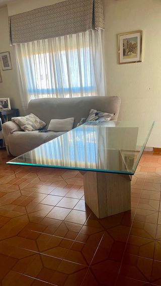 Tavolo in cristallo con base in pietra beige