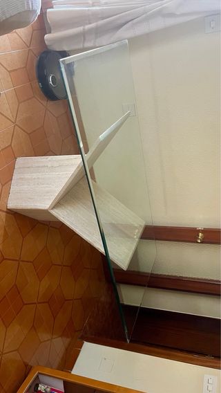 Tavolo in cristallo con base in pietra beige