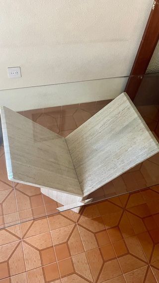 Tavolo in cristallo con base in pietra beige