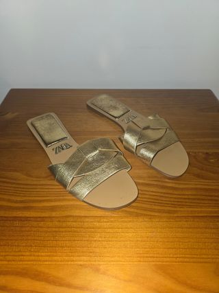 Sandalias Zara Piel Doradas Planas