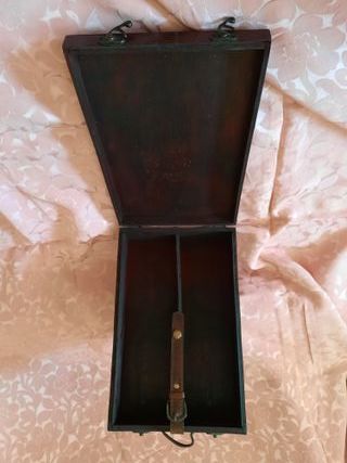 Botellero de madera y cuero para 2 botellas.