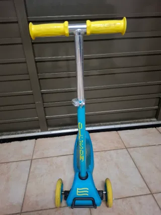 Patinete Olsson 3 ruedas azul y amarillo