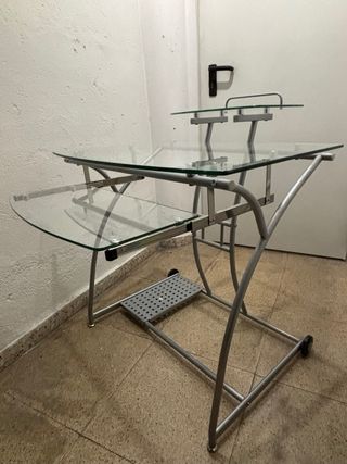 Mesa escritorio cristal y metal de diseño.