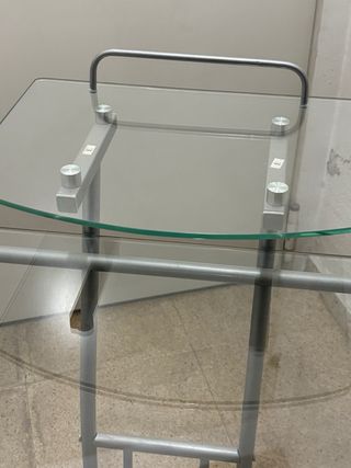 Mesa escritorio cristal y metal de diseño.