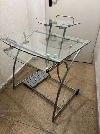 Mesa escritorio cristal y metal de diseño.