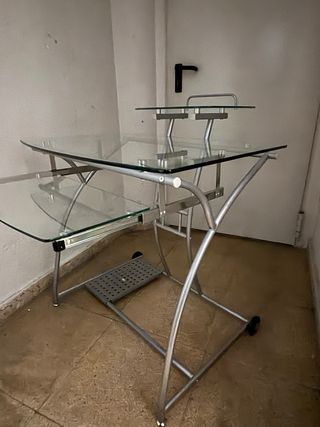 Mesa escritorio cristal y metal de diseño.
