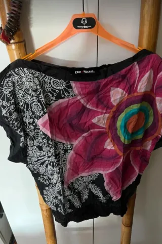 Maglia Desigual nera con fiori rosa