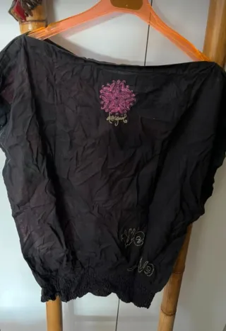 Maglia Desigual nera con fiori rosa