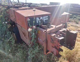 Empacadora pequeña Masssey Ferguson 124.