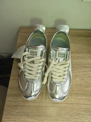 Zapatillas Onitsuka Tiger plateadas y blancas
