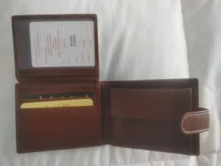 Cartera de piel marrón