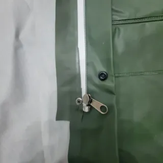 Traje impermeable verde sin usar