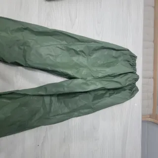 Traje impermeable verde sin usar