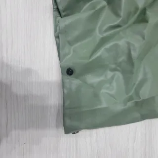 Traje impermeable verde sin usar