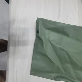 Traje impermeable verde sin usar