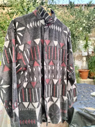 Camisa estampada gris y rosa