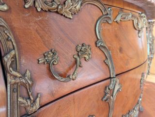 Aparador de lujo con bronces y mármol