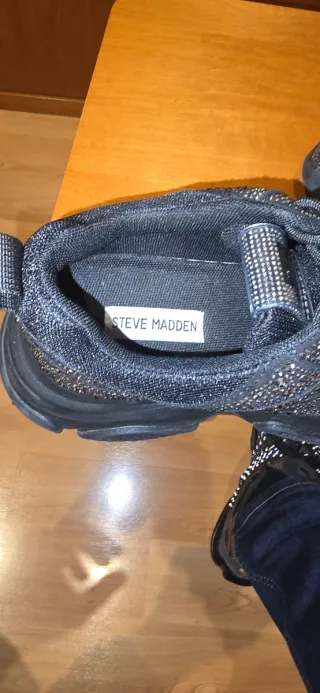 Zapatillas deportivas negras con pedrería