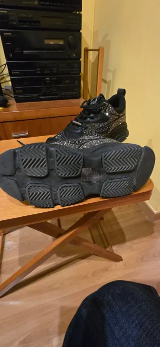 Zapatillas deportivas negras con pedrería