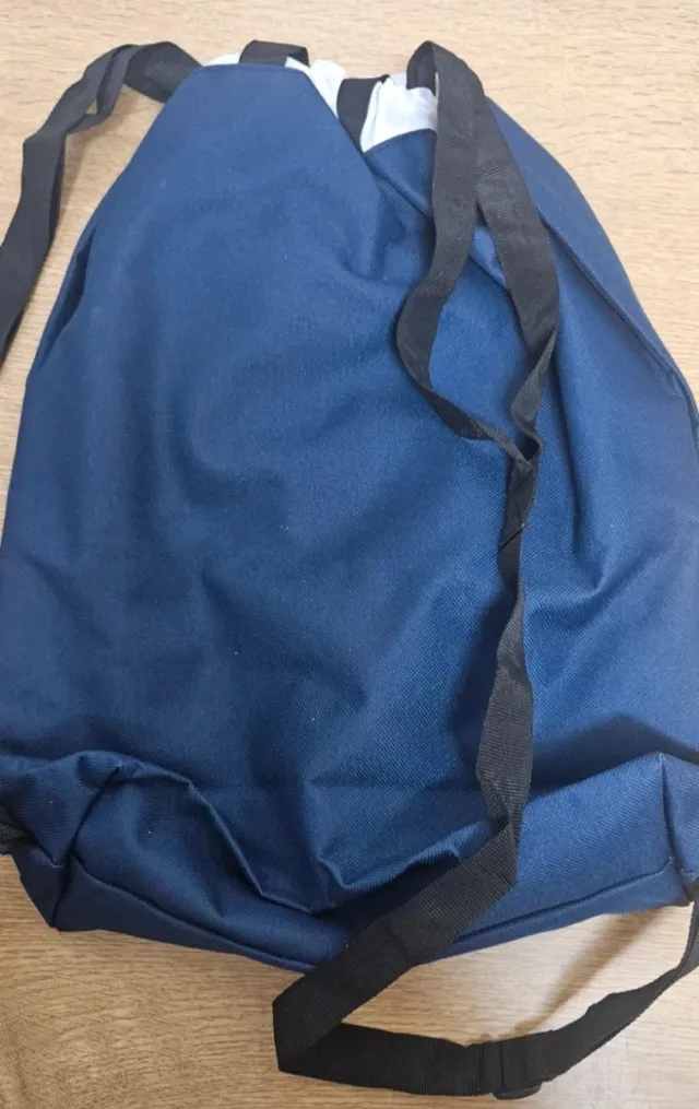 Zaino blu e bianco, leggero e comodo