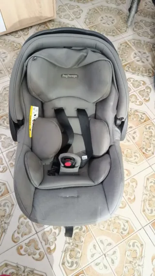 Carrito de bebé gris