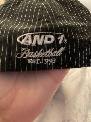 Gorra AND1 Rayas Negras y Blancas