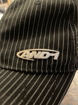 Gorra AND1 Rayas Negras y Blancas