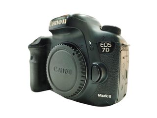 CÁMARA REFLEX CANON EOS 7D MARK II + 2 BATERÍAS Y CARGADOR